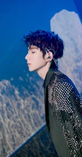 TFBOYS演唱会上王源的三套look装扮帅气写真，舞台照图片