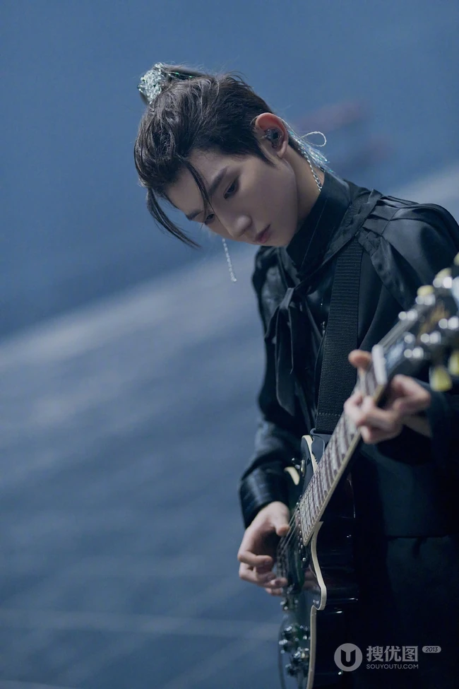 TFBOYS演唱会上王源的三套look装扮帅气写真，舞台照图片