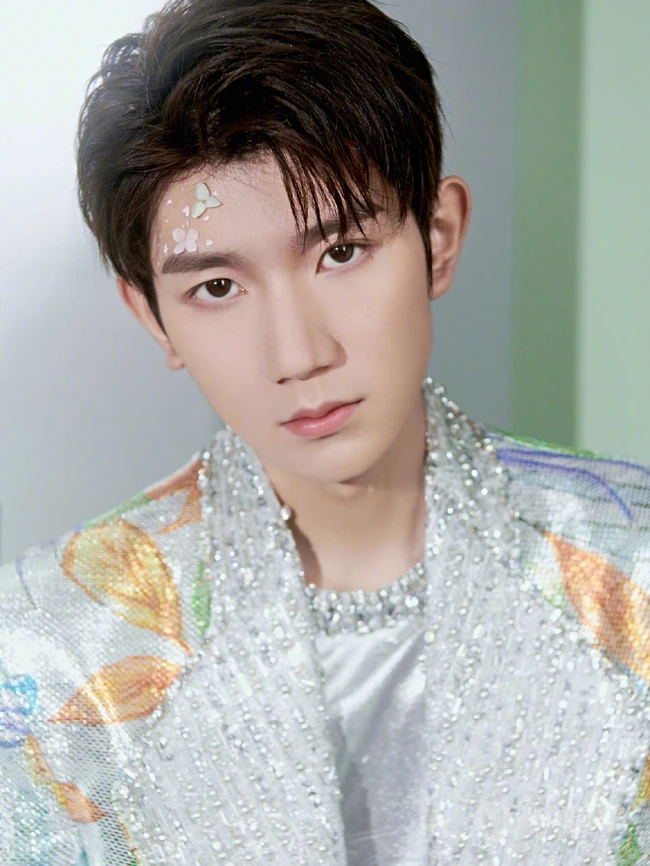 TFBOYS演唱会上王源的三套look装扮帅气写真，舞台照图片
