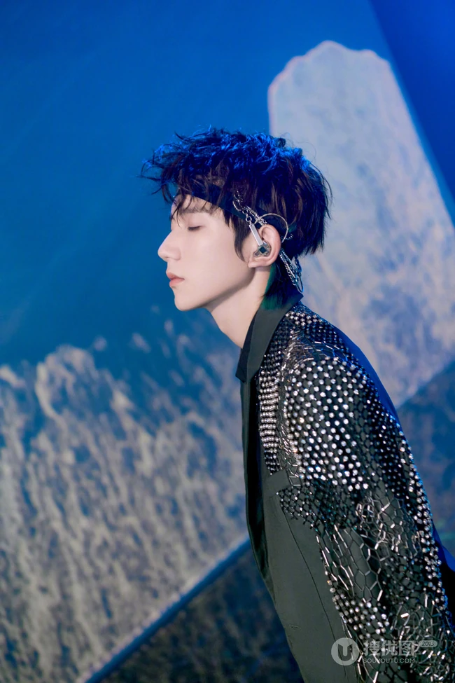 TFBOYS演唱会上王源的三套look装扮帅气写真，舞台照图片