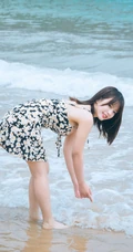 可爱脸蛋，匀称身材，肩带碎花裙少女海边玩水俏皮清新写真大图