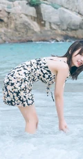 可爱脸蛋，匀称身材，肩带碎花裙少女海边玩水俏皮清新写真大图