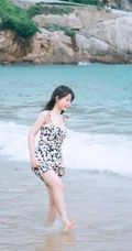 可爱脸蛋，匀称身材，肩带碎花裙少女海边玩水俏皮清新写真大图