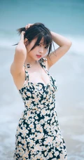 可爱脸蛋，匀称身材，肩带碎花裙少女海边玩水俏皮清新写真大图