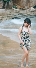 可爱脸蛋，匀称身材，肩带碎花裙少女海边玩水俏皮清新写真大图