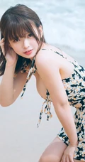 可爱脸蛋，匀称身材，肩带碎花裙少女海边玩水俏皮清新写真大图