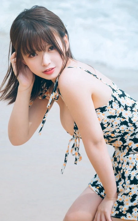 可爱脸蛋，匀称身材，肩带碎花裙少女海边玩水俏皮清新写真大图