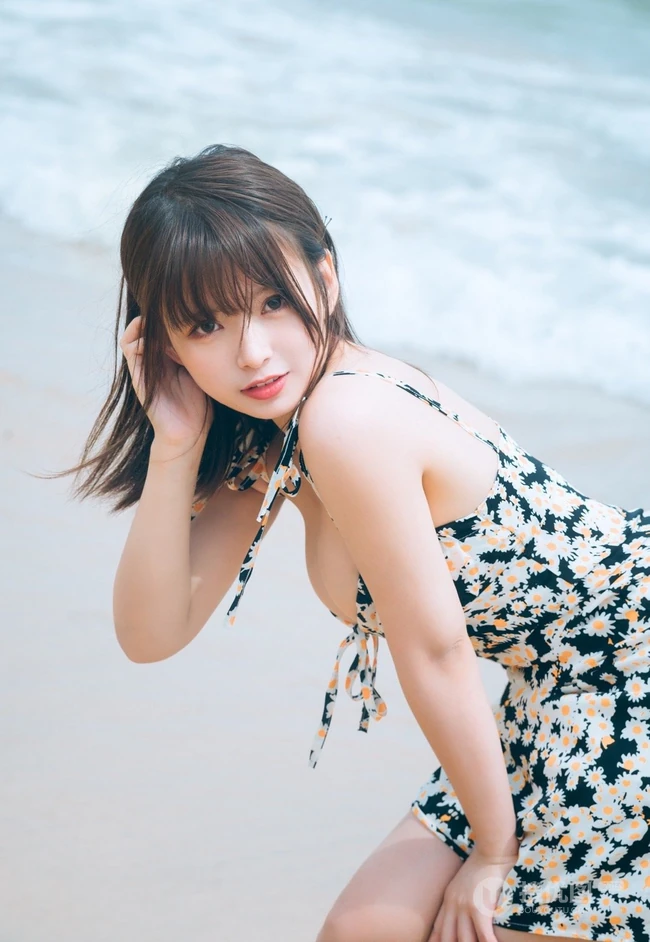 可爱脸蛋，匀称身材，肩带碎花裙少女海边玩水俏皮清新写真大图