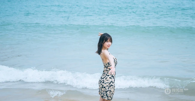 可爱脸蛋，匀称身材，肩带碎花裙少女海边玩水俏皮清新写真大图