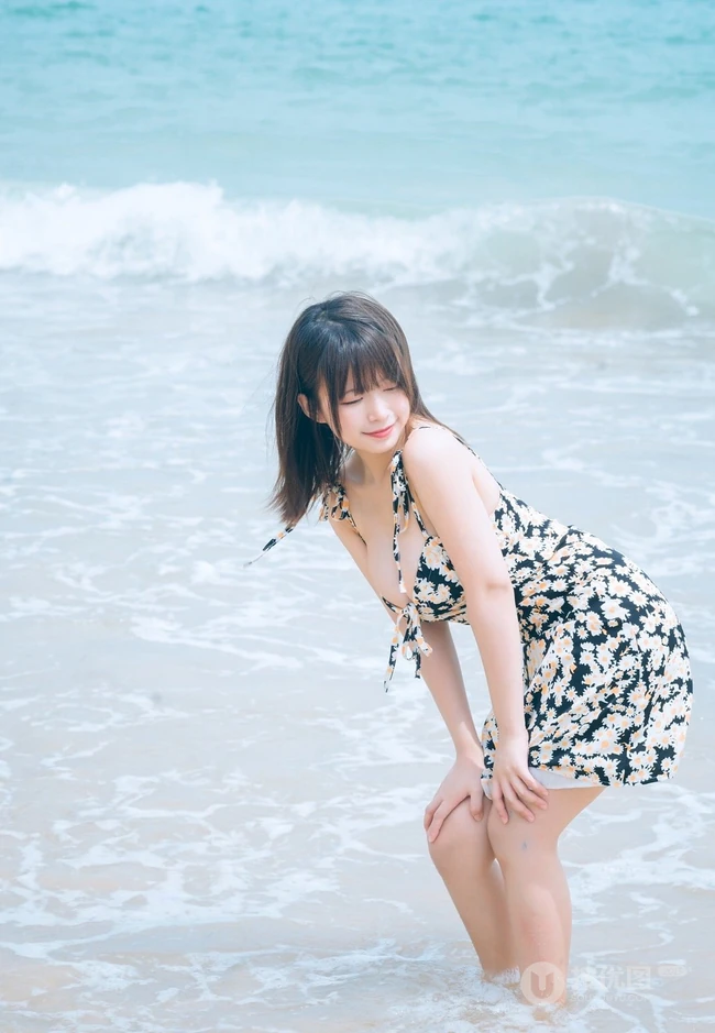 可爱脸蛋，匀称身材，肩带碎花裙少女海边玩水俏皮清新写真大图