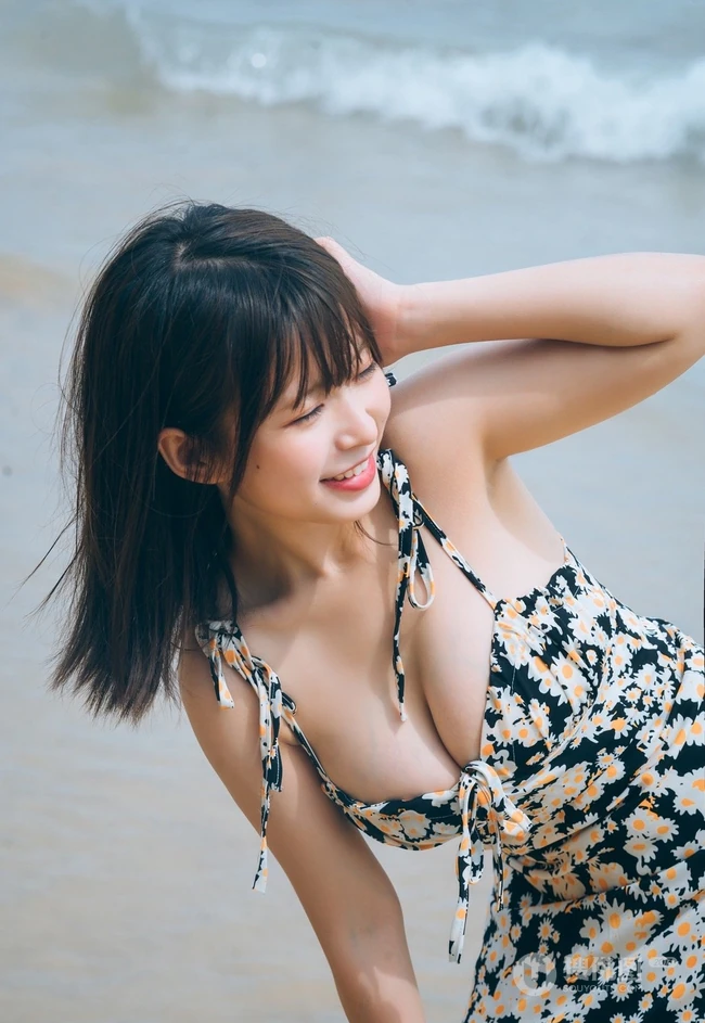 可爱脸蛋，匀称身材，肩带碎花裙少女海边玩水俏皮清新写真大图