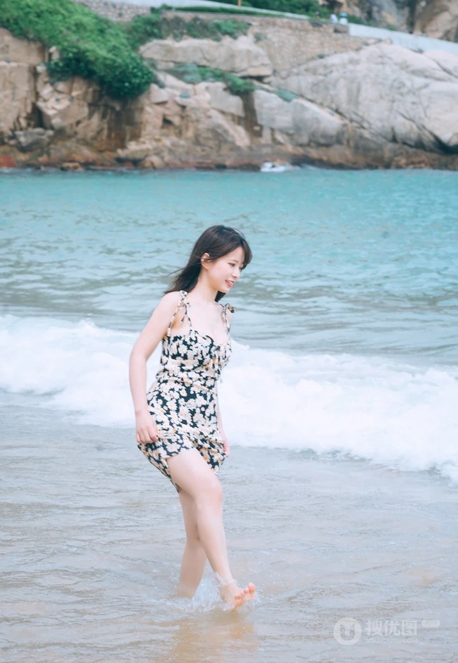 可爱脸蛋，匀称身材，肩带碎花裙少女海边玩水俏皮清新写真大图