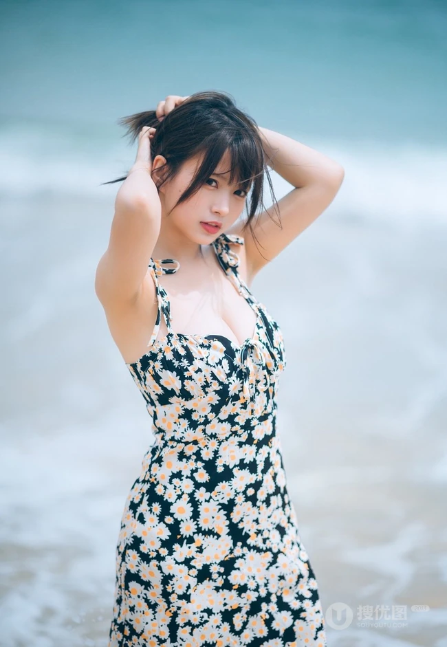 可爱脸蛋，匀称身材，肩带碎花裙少女海边玩水俏皮清新写真大图