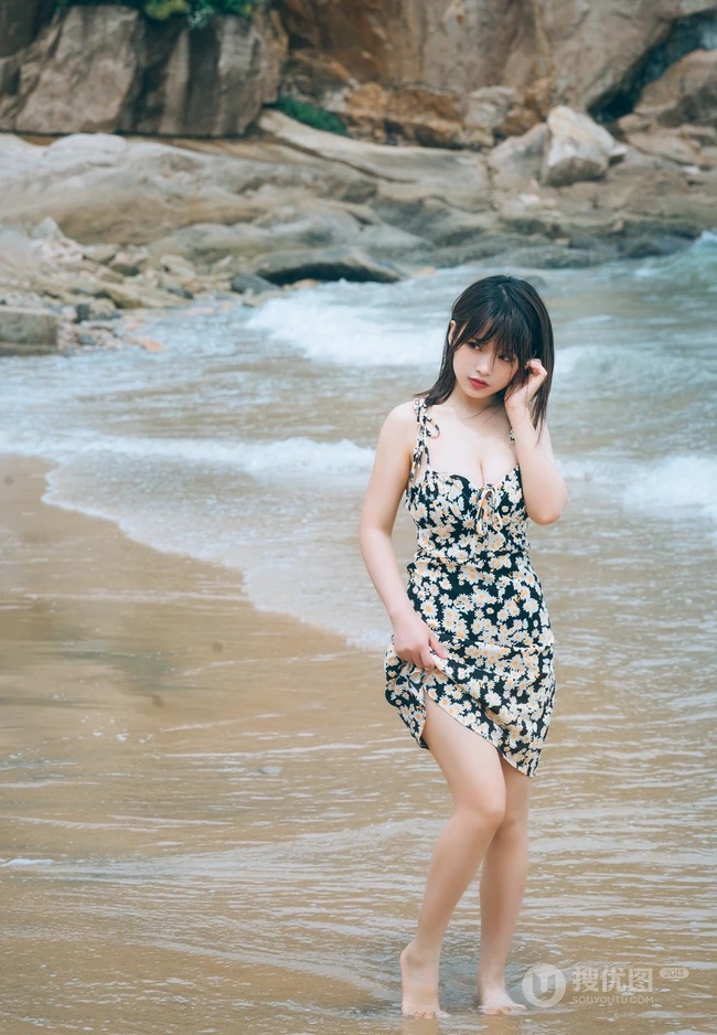 可爱脸蛋，匀称身材，肩带碎花裙少女海边玩水俏皮清新写真大图
