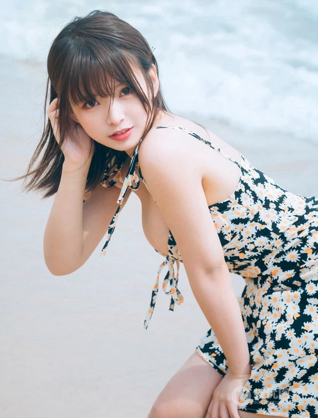 可爱脸蛋，匀称身材，肩带碎花裙少女海边玩水俏皮清新写真大图