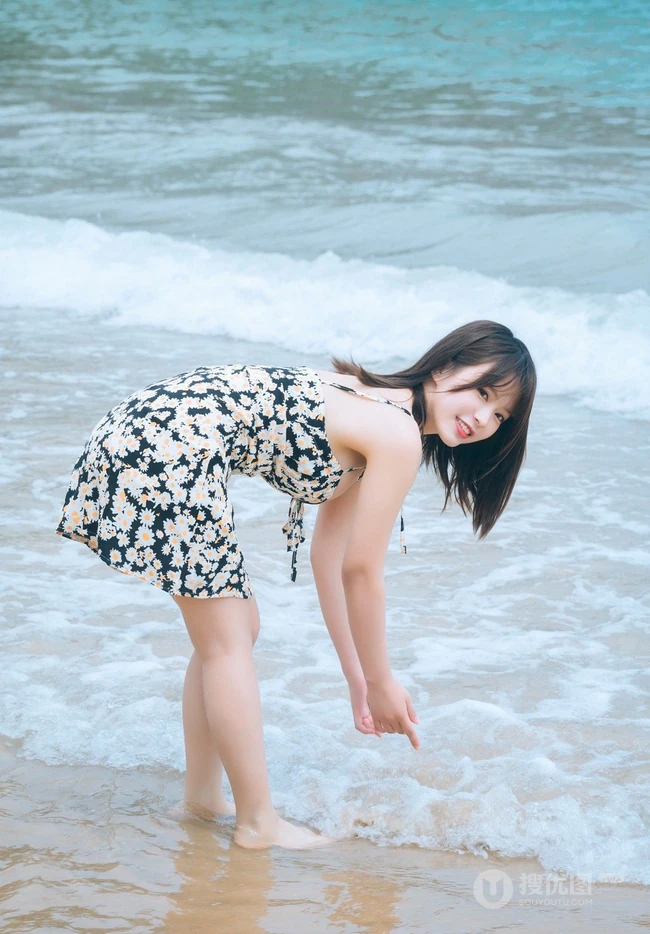 可爱脸蛋，匀称身材，肩带碎花裙少女海边玩水俏皮清新写真大图