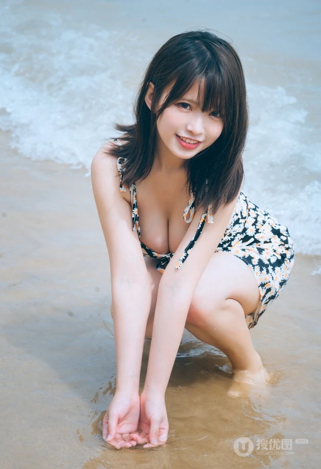 可爱脸蛋，匀称身材，肩带碎花裙少女海边玩水俏皮清新写真大图