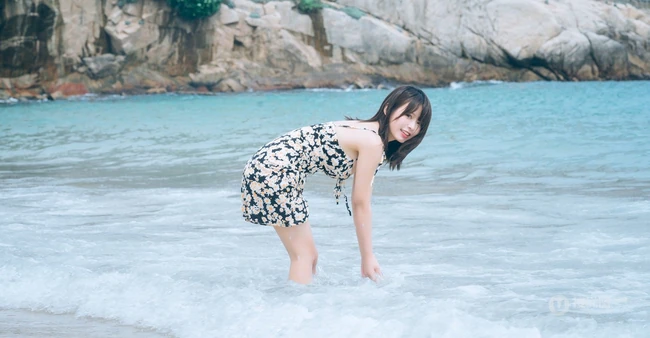 可爱脸蛋，匀称身材，肩带碎花裙少女海边玩水俏皮清新写真大图