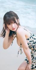 可爱脸蛋，匀称身材，肩带碎花裙少女海边玩水俏皮清新写真大图