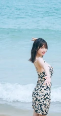 可爱脸蛋，匀称身材，肩带碎花裙少女海边玩水俏皮清新写真大图
