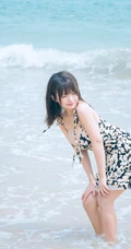 可爱脸蛋，匀称身材，肩带碎花裙少女海边玩水俏皮清新写真大图