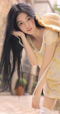 长发，高颜，浅粉又很甜，手拿草帽的小姐姐暖色印花连衣裙清新写真集