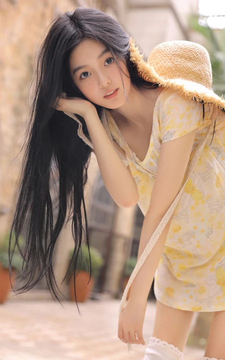 长发，高颜，浅粉又很甜，手拿草帽的小姐姐暖色印花连衣裙清新写真集