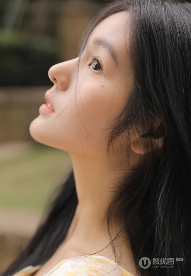 长发，高颜，浅粉又很甜，手拿草帽的小姐姐暖色印花连衣裙清新写真集