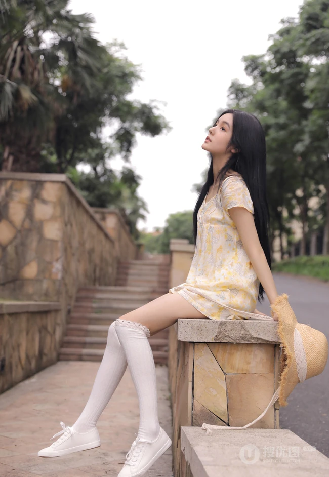 长发，高颜，浅粉又很甜，手拿草帽的小姐姐暖色印花连衣裙清新写真集