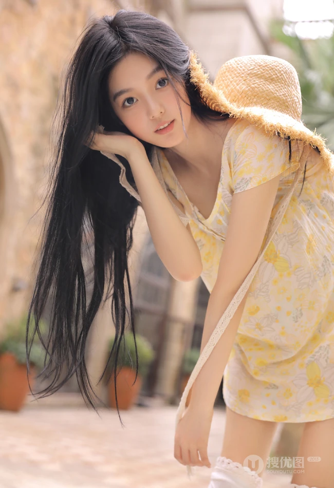长发，高颜，浅粉又很甜，手拿草帽的小姐姐暖色印花连衣裙清新写真集