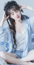 身材好骨感！苗条女生衬衫搭背心牛仔裤居家弹吉他清新唯美写真集