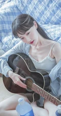身材好骨感！苗条女生衬衫搭背心牛仔裤居家弹吉他清新唯美写真集