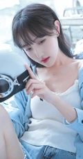 身材好骨感！苗条女生衬衫搭背心牛仔裤居家弹吉他清新唯美写真集