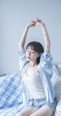 身材好骨感！苗条女生衬衫搭背心牛仔裤居家弹吉他清新唯美写真集
