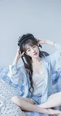 身材好骨感！苗条女生衬衫搭背心牛仔裤居家弹吉他清新唯美写真集