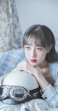 身材好骨感！苗条女生衬衫搭背心牛仔裤居家弹吉他清新唯美写真集
