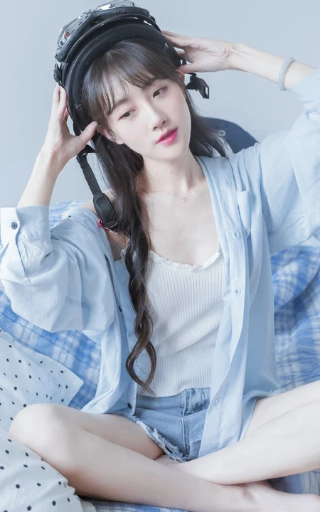 身材好骨感！苗条女生衬衫搭背心牛仔裤居家弹吉他清新唯美写真集