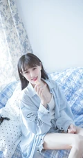 身材好骨感！苗条女生衬衫搭背心牛仔裤居家弹吉他清新唯美写真集