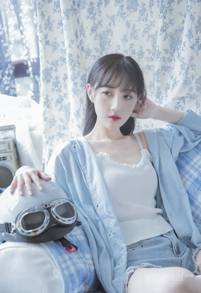 身材好骨感！苗条女生衬衫搭背心牛仔裤居家弹吉他清新唯美写真集
