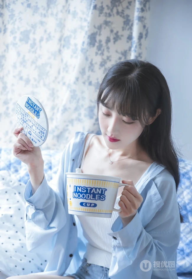身材好骨感！苗条女生衬衫搭背心牛仔裤居家弹吉他清新唯美写真集