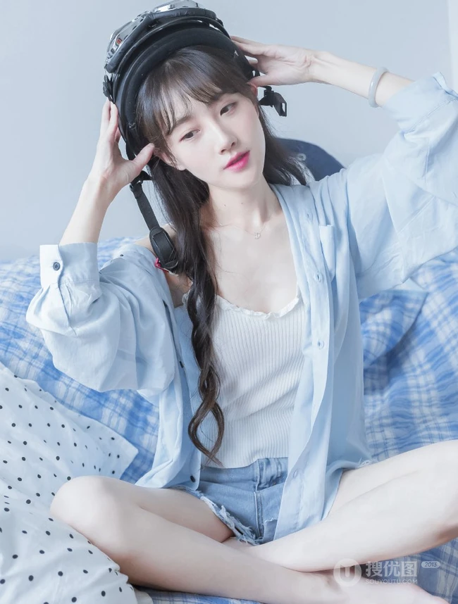 身材好骨感！苗条女生衬衫搭背心牛仔裤居家弹吉他清新唯美写真集