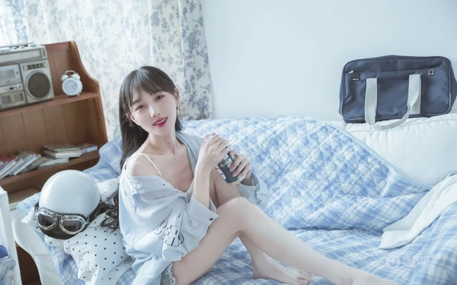 身材好骨感！苗条女生衬衫搭背心牛仔裤居家弹吉他清新唯美写真集