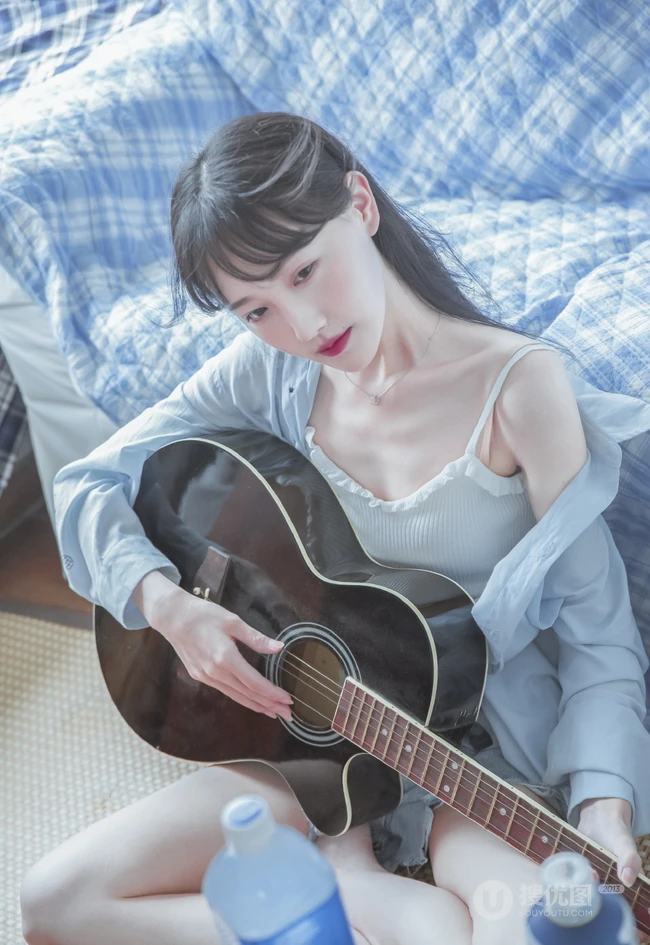 身材好骨感！苗条女生衬衫搭背心牛仔裤居家弹吉他清新唯美写真集