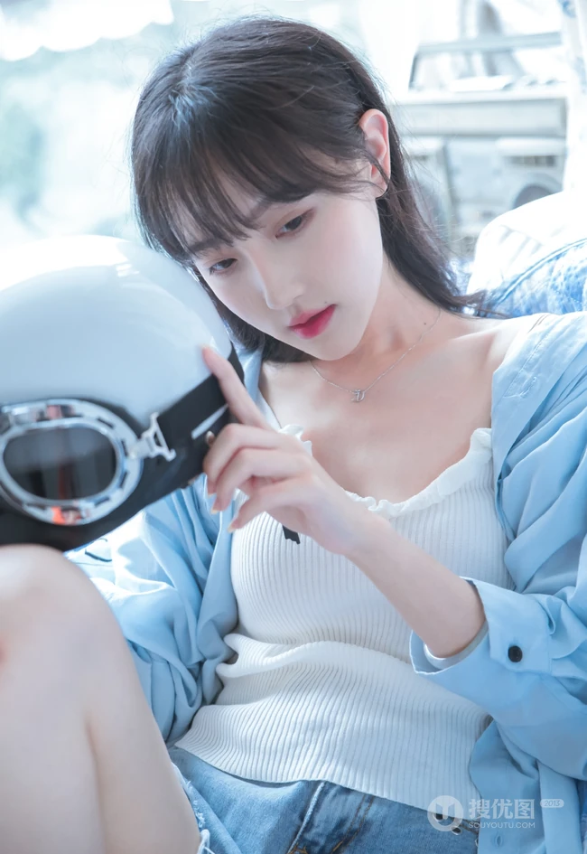 身材好骨感！苗条女生衬衫搭背心牛仔裤居家弹吉他清新唯美写真集