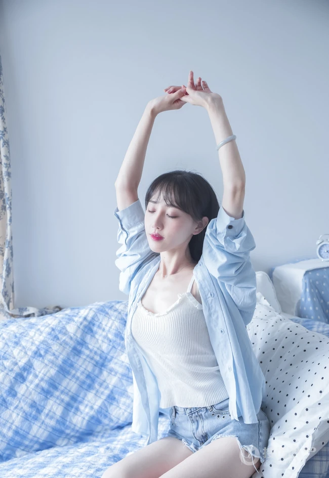 身材好骨感！苗条女生衬衫搭背心牛仔裤居家弹吉他清新唯美写真集