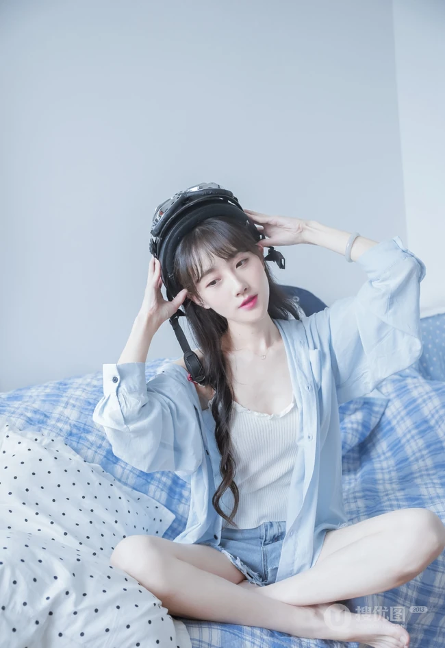 身材好骨感！苗条女生衬衫搭背心牛仔裤居家弹吉他清新唯美写真集