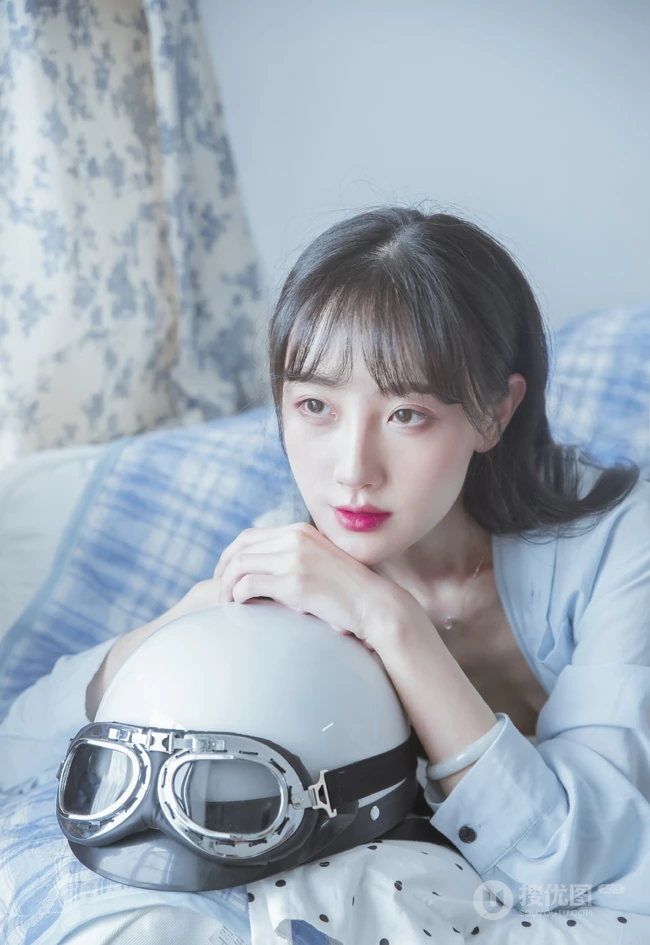 身材好骨感！苗条女生衬衫搭背心牛仔裤居家弹吉他清新唯美写真集