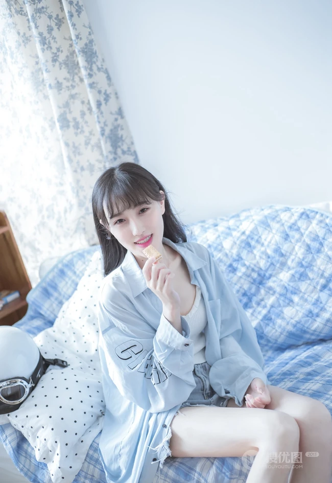 身材好骨感！苗条女生衬衫搭背心牛仔裤居家弹吉他清新唯美写真集