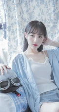 身材好骨感！苗条女生衬衫搭背心牛仔裤居家弹吉他清新唯美写真集