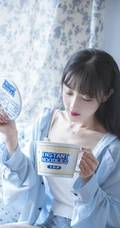 身材好骨感！苗条女生衬衫搭背心牛仔裤居家弹吉他清新唯美写真集